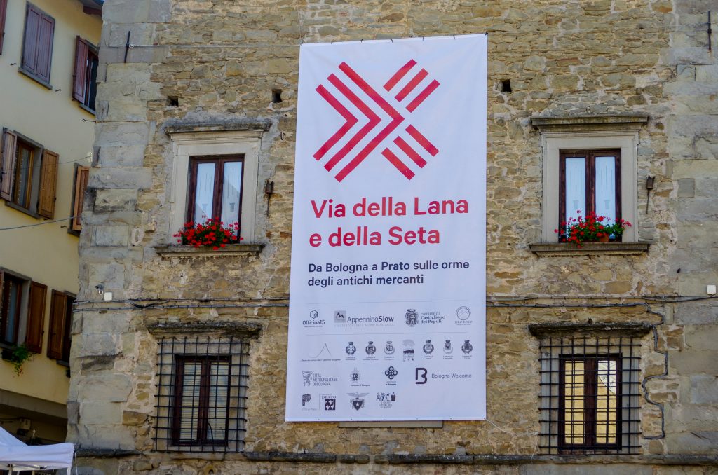 Foto dello stendardo di Via della Lana e della Seta appeso presso il municipio di Castiglione dei Pepoli