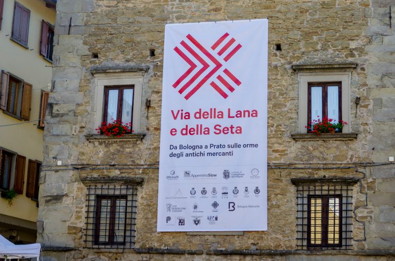 Foto dello stendardo di Via della Lana e della Seta appeso presso il municipio di Castiglione dei Pepoli