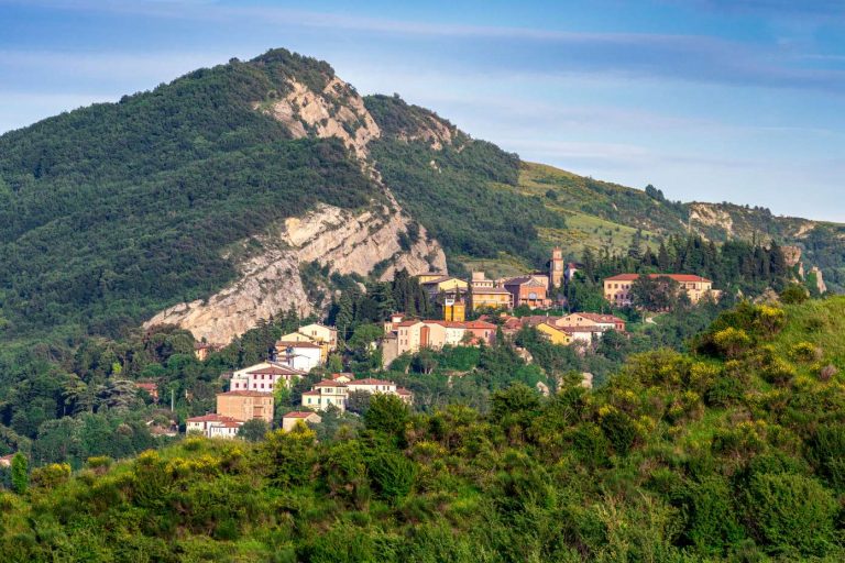 Foto della Vena del Gesso Romagnola. In foto anche il Comune di Borgo Tossignano