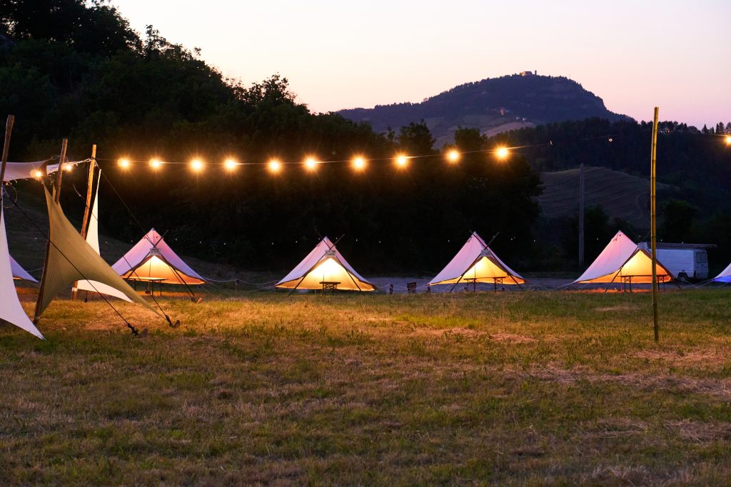 Foto al tramonto delle tende montate per lo Yunka Festival
